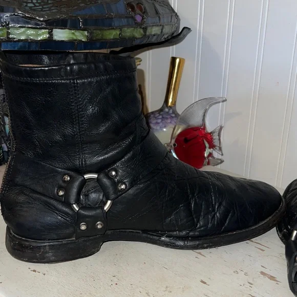 Vintage Frye distressed black leather harness boots size 8.5d